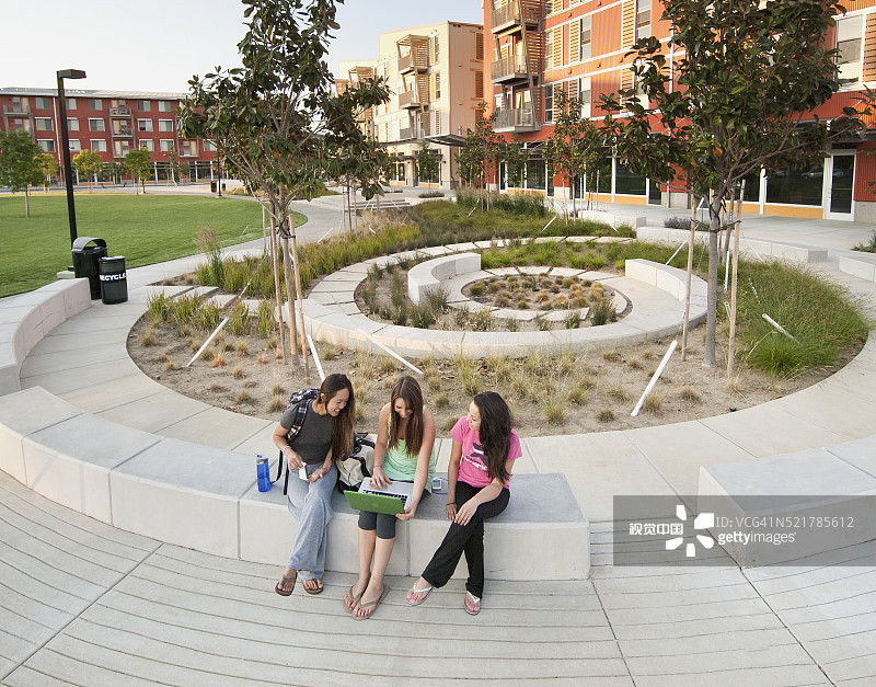 年轻女人在零净能耗社区的螺旋形花园中相遇图片素材