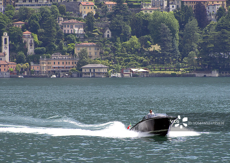 Riva 游艇抵达意大利科莫湖的埃斯特庄园酒店图片素材