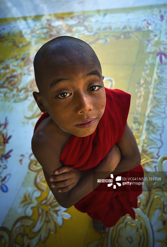 在仰光大金塔的年轻僧侣图片素材