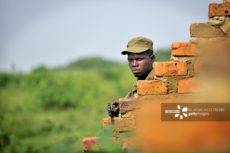乌干达欧盟训练团营地执勤的索马里士兵图片素材