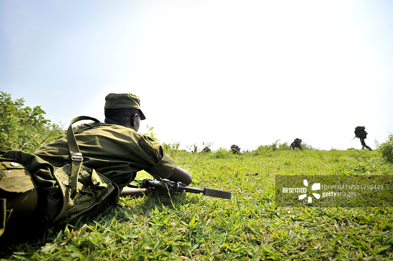 在乌干达EUTM营地接受伏击训练的索马里士兵图片素材
