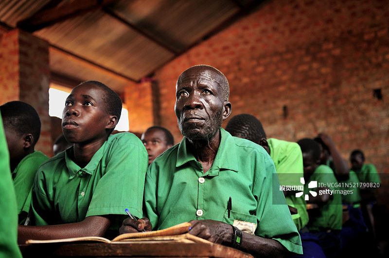 72岁的保罗·阿卡克上小学图片素材