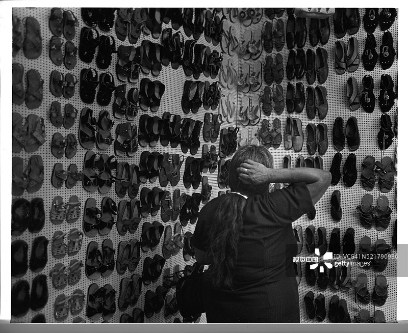 购物买鞋子的女人图片素材