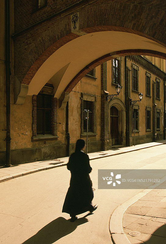 在老城区行走的修女图片素材