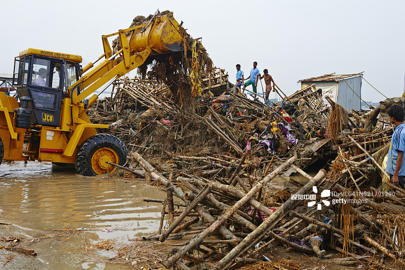 印度西孟加拉邦加尔各答，杜尔加节后神像入胡格利河图片素材
