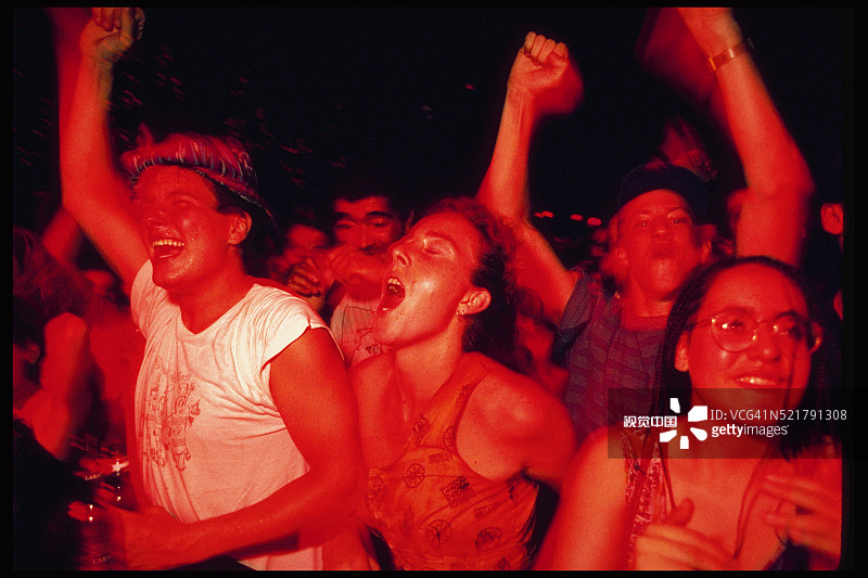 蒙特利尔爵士音乐节上随音乐起舞的观众图片素材