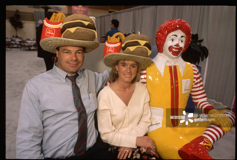 与会者坐在麦当劳叔叔雕像旁图片素材