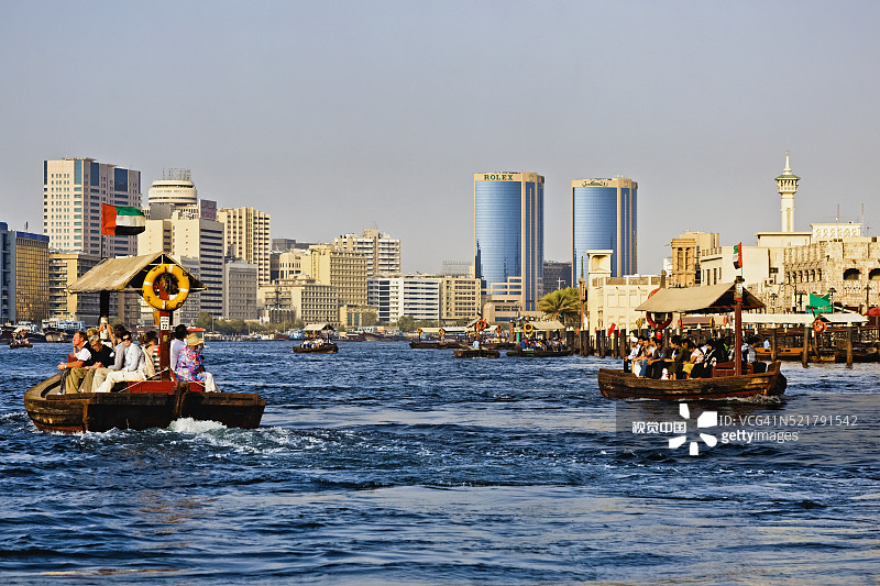 迪拜河上的水上出租车图片素材