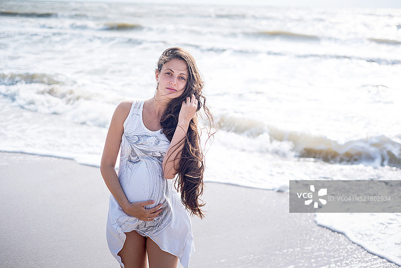 站在海边的美丽孕妇图片素材
