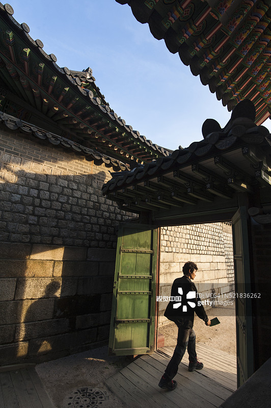 漫步于韩国首尔的历史宫殿图片素材