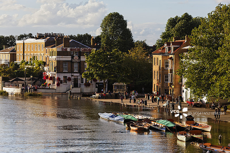 英国萨里泰晤士河里士满段洪水图片素材
