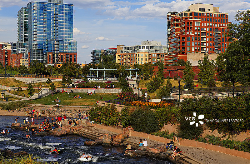 人们在科芒斯公园的普拉特河畔享受夏日图片素材
