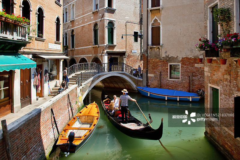 威尼斯运河上的贡多拉图片素材