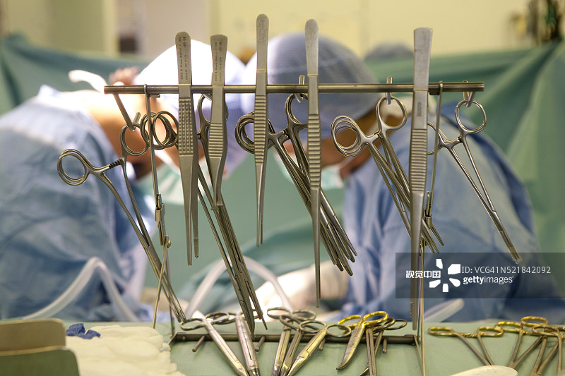 外科医生在巴黎圣路易斯医院进行肾移植手术，这是一家公共援助医院图片素材