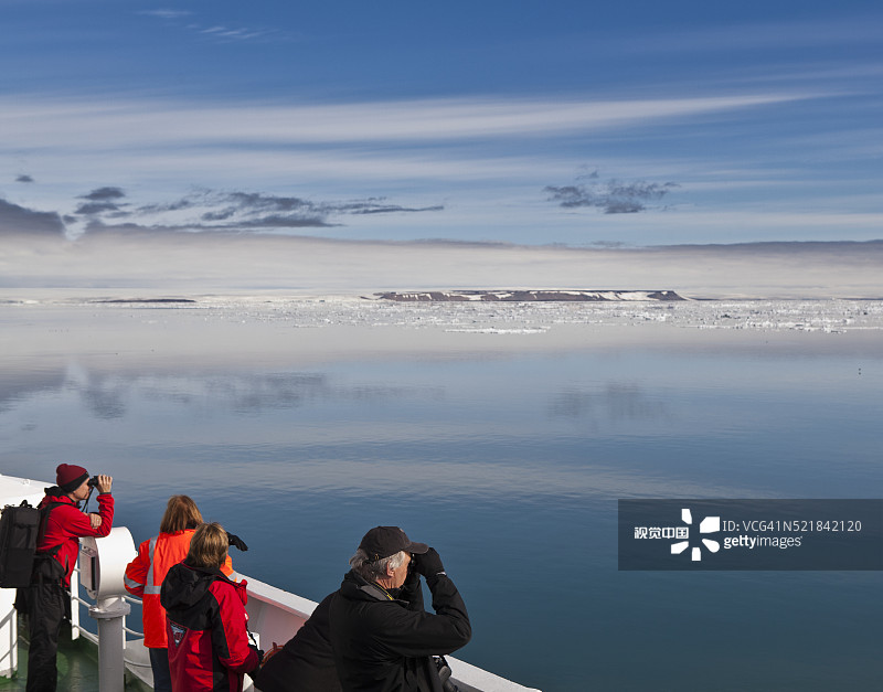 斯瓦尔巴群岛MS Expedition游轮上的游客图片素材