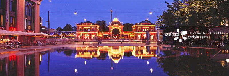 夜色下的蒂沃利公园倒影图片素材