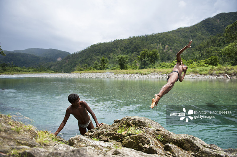 阿格塔男人享受布洛斯河图片素材