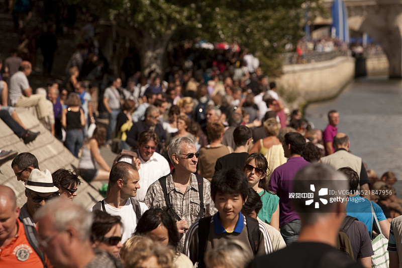 巴黎海滩 - 塞纳河畔的人群图片素材