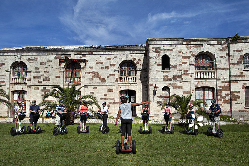 游客在皇家海军船坞骑赛格威图片素材