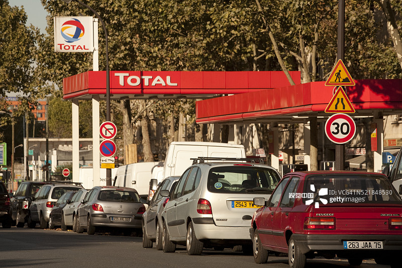 2011年10月21日巴黎的天然气管道，当时正值反对政府提高退休年龄的政治示威活动，该活动关闭了炼油厂，造成汽油短缺图片素材