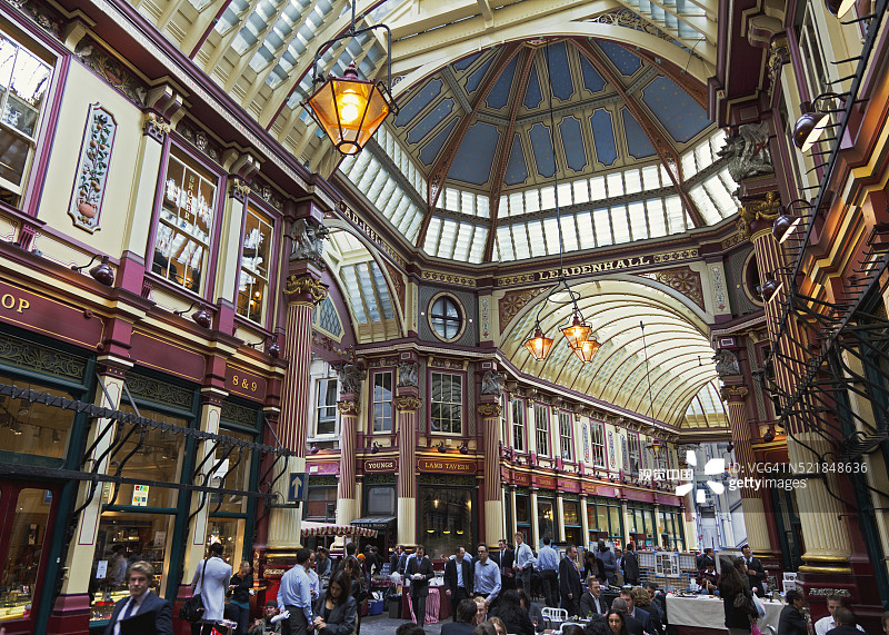 伦敦利德贺市场酒吧外的人群图片素材