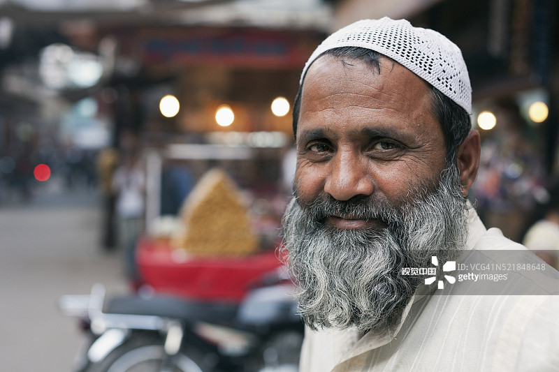印度拉贾斯坦邦焦特布尔集市上的穆斯林水果摊贩肖像图片素材