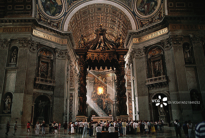 圣彼得大教堂内的贝尔尼尼华盖图片素材