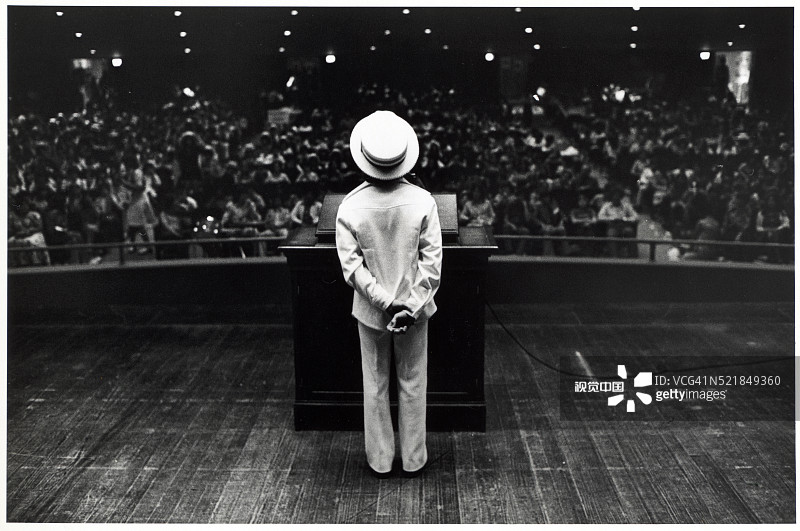 在人群面前演讲台上的儿童图片素材