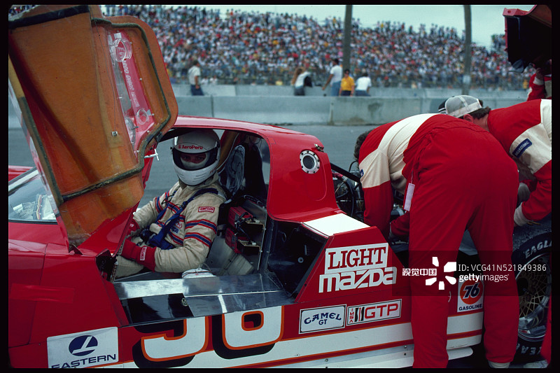 在维修站的赛车图片素材