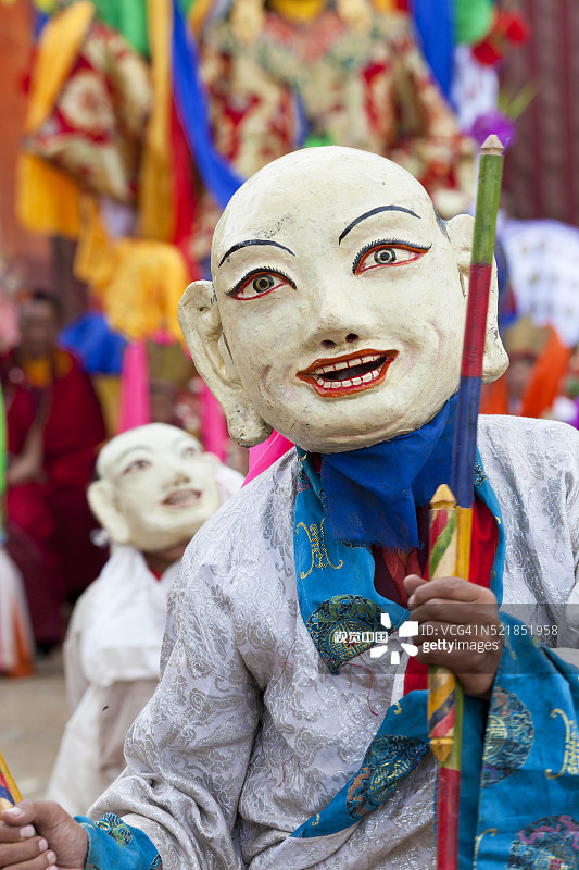 中国四川新龙藏传佛教寺院的 masked 舞蹈表演图片素材