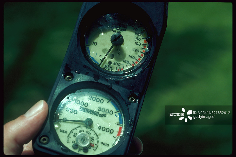 水肺潜水储气罐的压力和深度计图片素材