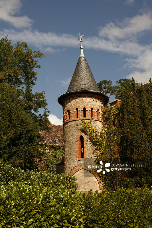 Aloxe-Corton的Domaine Comte Senard酒庄的塔楼图片素材