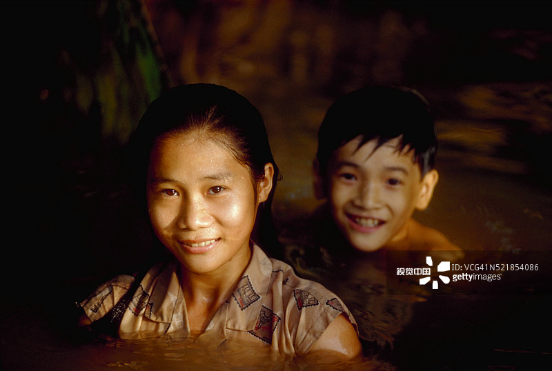 母子在湄公河游泳图片素材