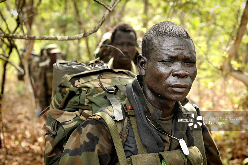 乌干达士兵搜捕“洛 Resistance Army”叛军图片素材
