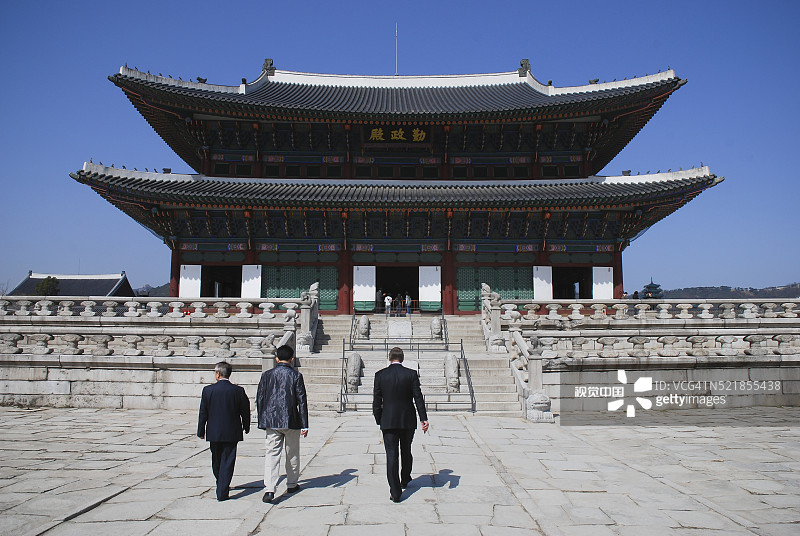 男人们进入景福宫图片素材