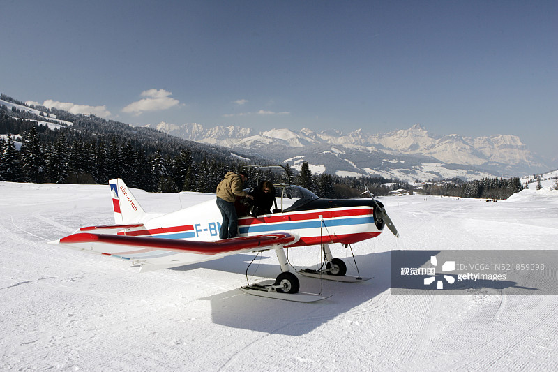 男人帮助女人进入飞机图片素材