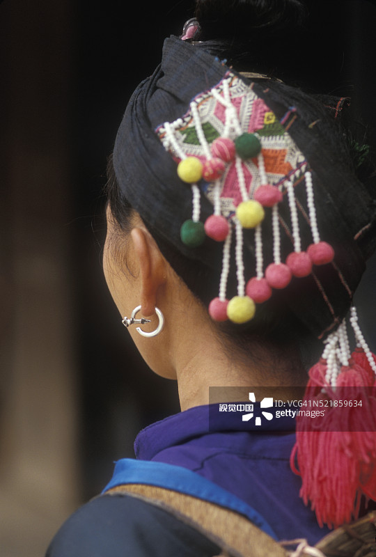 戴装饰头饰的山地部落女人图片素材