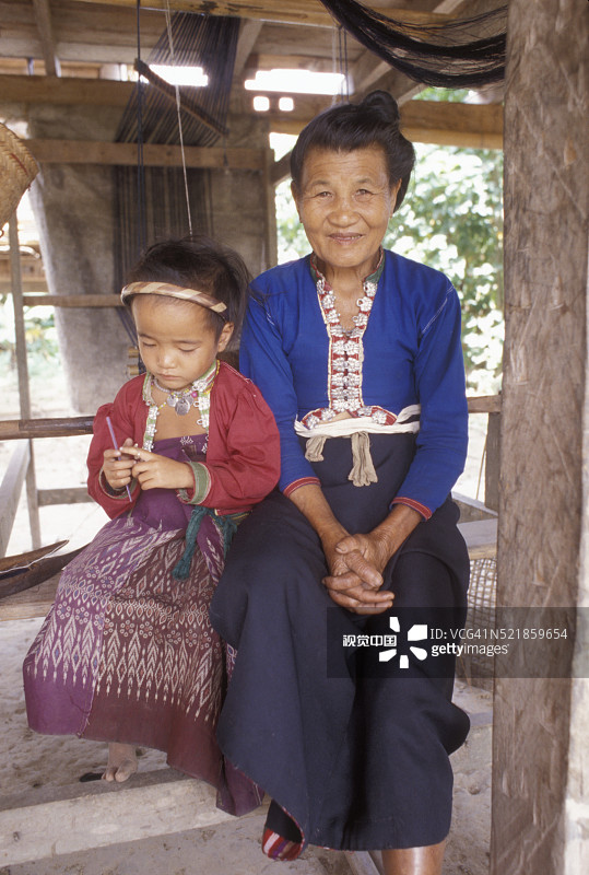 祖母与孙女坐在一起图片素材