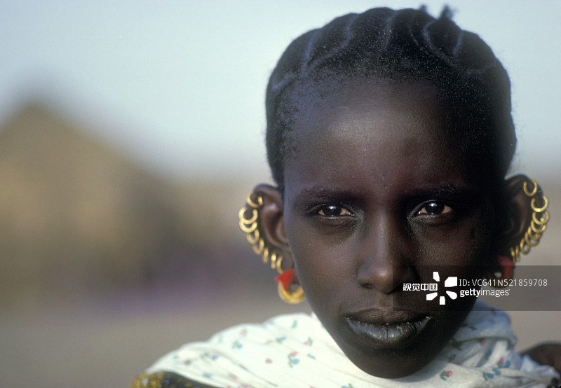 戴多个耳环的毛里塔尼亚妇女图片素材