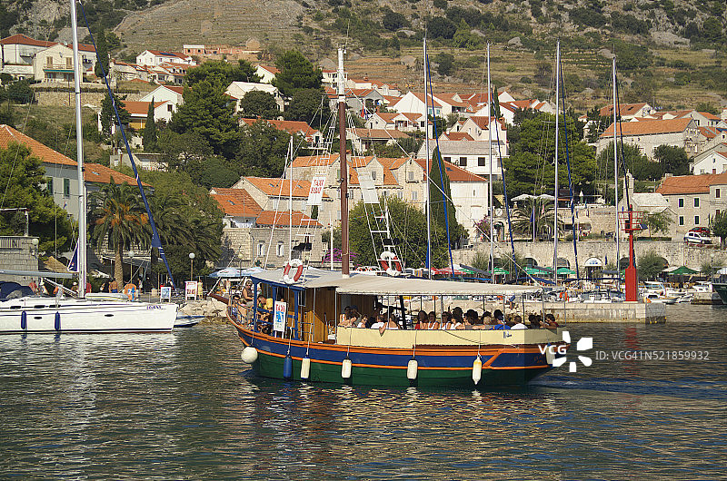 水上出租车驶入港口图片素材