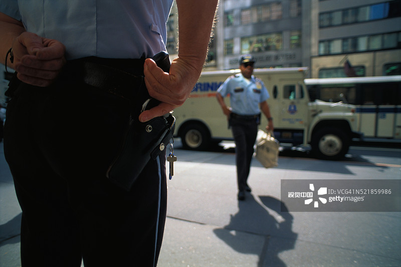 运钞车护卫手持手枪图片素材