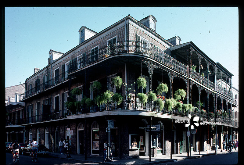 新奥尔良皇家街带铁艺阳台的建筑图片素材