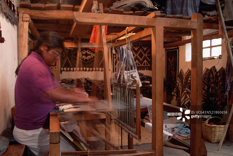 在织布机上编织的奥塔瓦洛男子图片素材