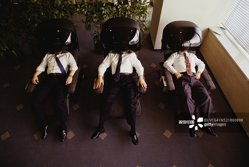 股票交易员在振动椅上放松图片素材