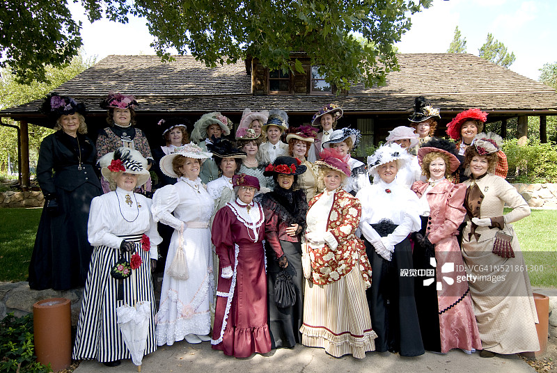 身着时代服装的维多利亚协会成员在亚利桑那州普雷斯科特沙洛特霍尔博物馆的场地图片素材