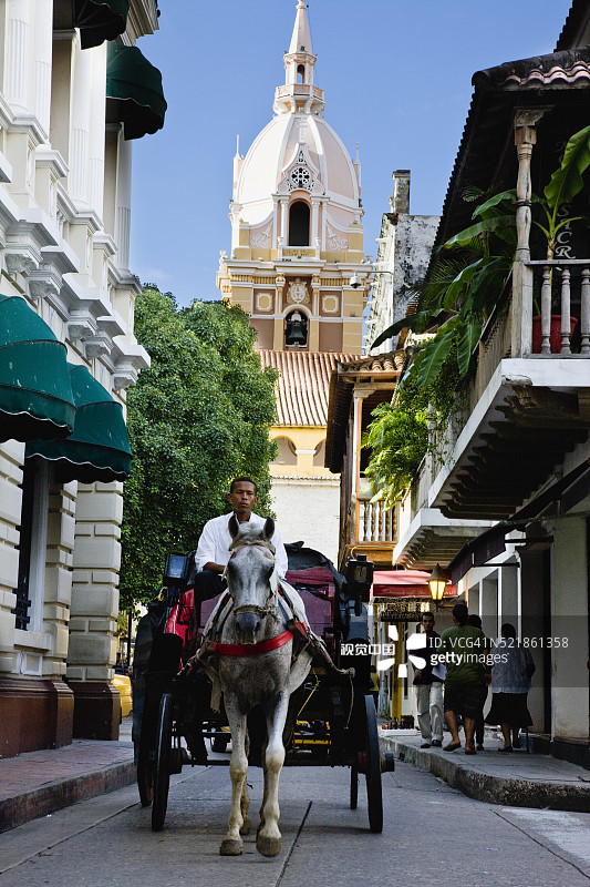哥伦比亚卡塔赫纳古镇的马车图片素材