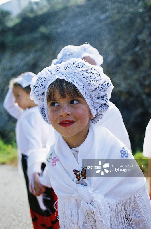 参加葡萄丰收节的女孩图片素材