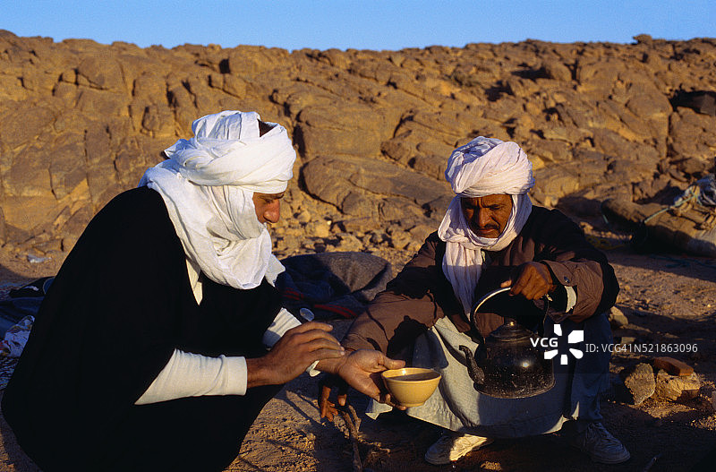 两名图阿雷格男子在户外煮茶图片素材