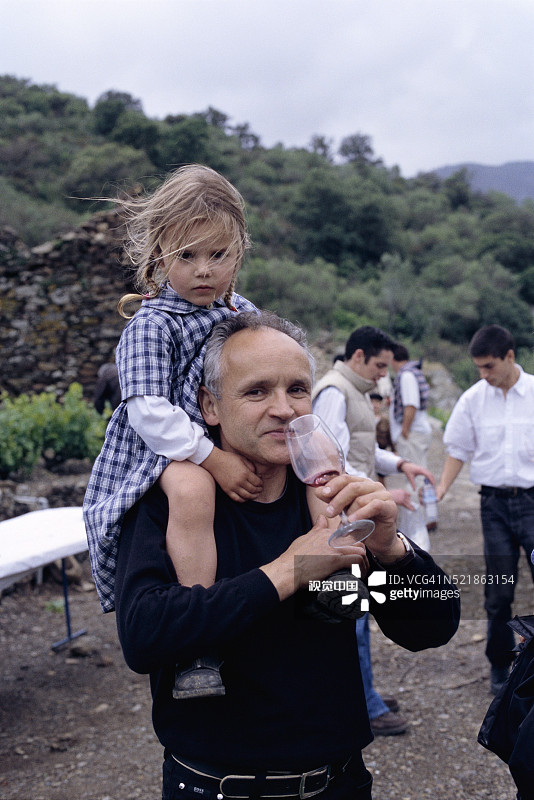 男人在品酒会上抱着孙女图片素材