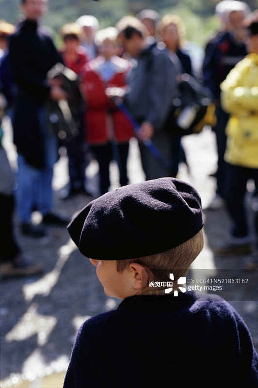 戴黑色贝雷帽的男孩图片素材